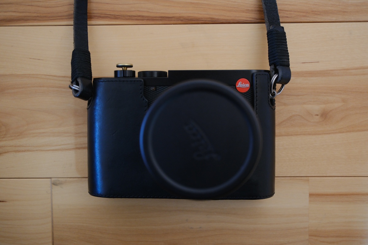 ブラックのLeica Q3純正ケース、正面から