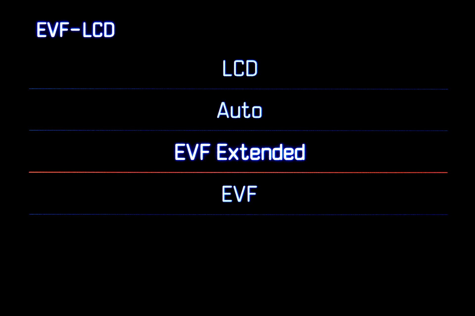 There is also the advantage that the screen does not switch frequently between LCD and EVF when you move your face on and away.